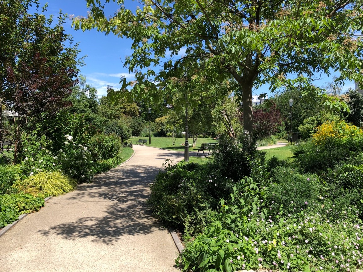 Échange entre deux personnes autour d'un plan de jardin
