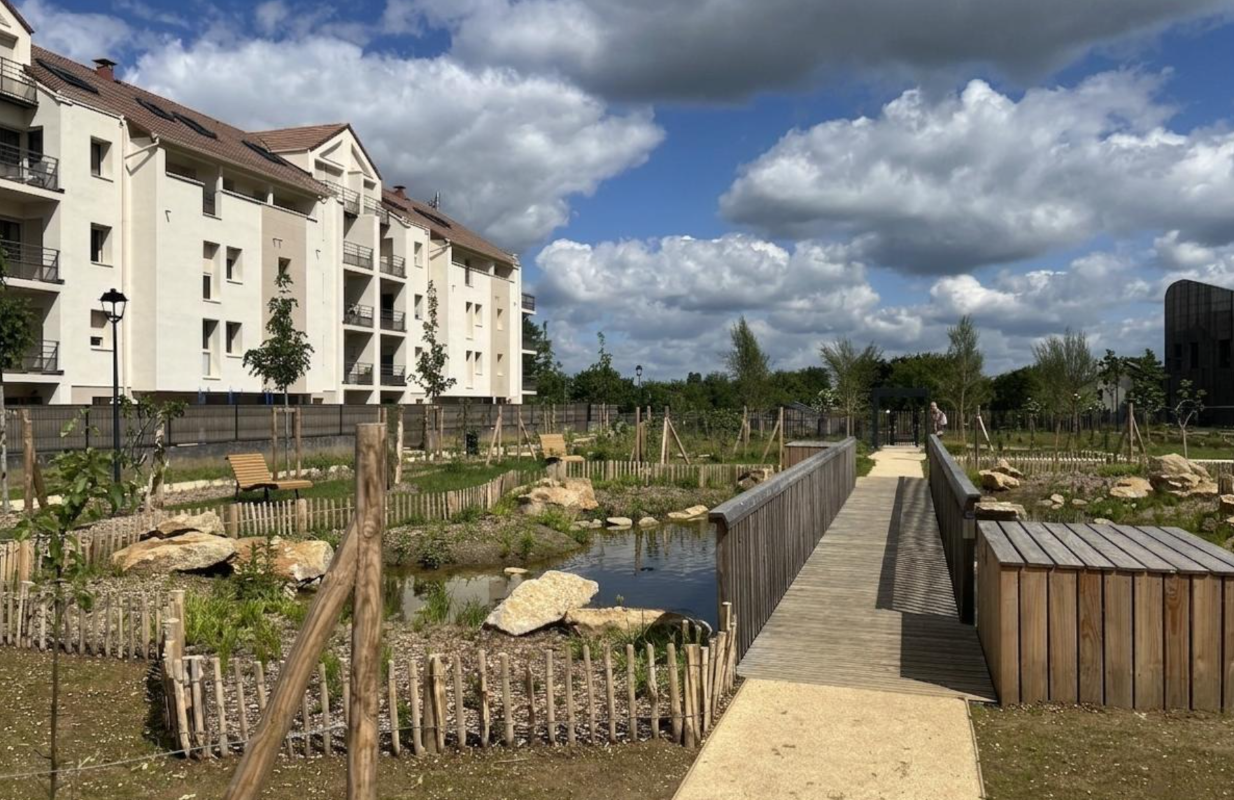 Bassin naturel et matériaux bruts en extérieur